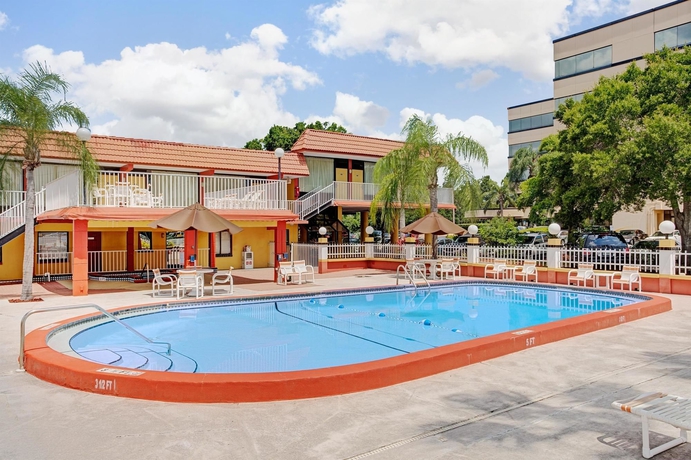 Imagen de la piscina del Hotel Howard Johnson by Wyndham Clearwater/Dunedin. Foto 13
