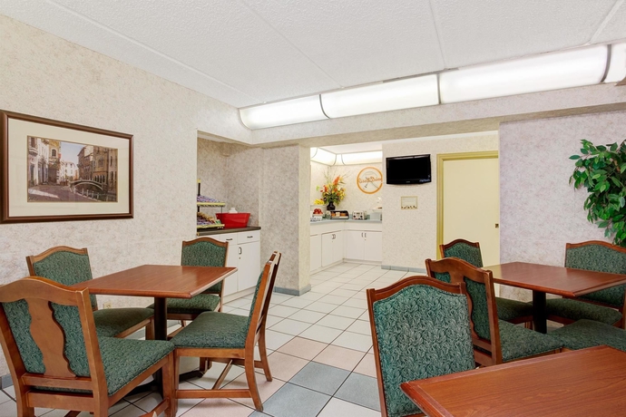 Imagen del bar/restaurante del Hotel Howard Johnson by Wyndham Clearwater/Dunedin. Foto 3