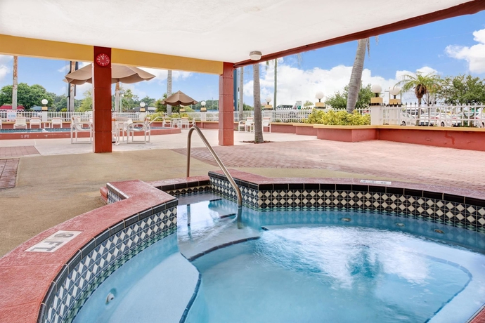 Imagen de la piscina del Hotel Howard Johnson by Wyndham Clearwater/Dunedin. Foto 14