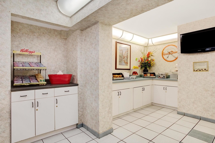 Imagen del bar/restaurante del Hotel Howard Johnson by Wyndham Clearwater/Dunedin. Foto 4