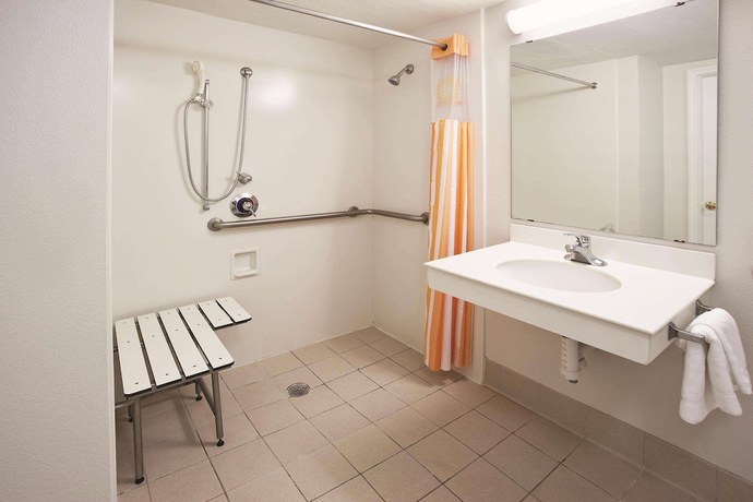 Imagen de la habitación del Hotel Howard Johnson by Wyndham Columbus Fort Moore. Foto 8