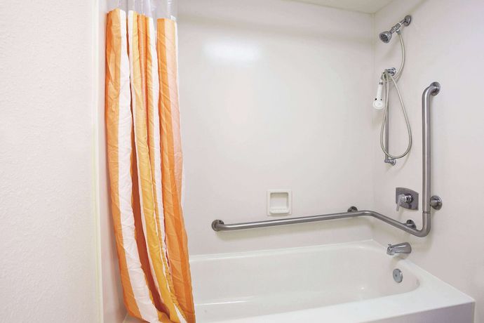 Imagen de la habitación del Hotel Howard Johnson by Wyndham Columbus Fort Moore. Foto 9