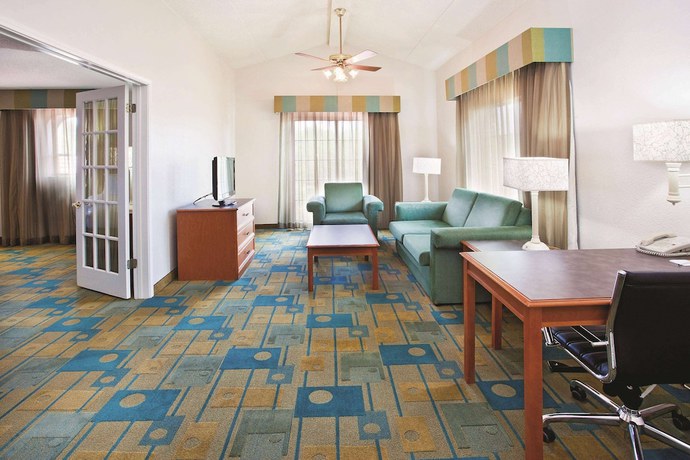 Imagen de la habitación del Hotel Howard Johnson by Wyndham Columbus Fort Moore. Foto 12