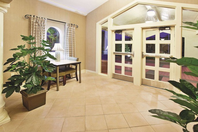 Imagen de los interiores del Hotel Howard Johnson by Wyndham Columbus Fort Moore. Foto 13
