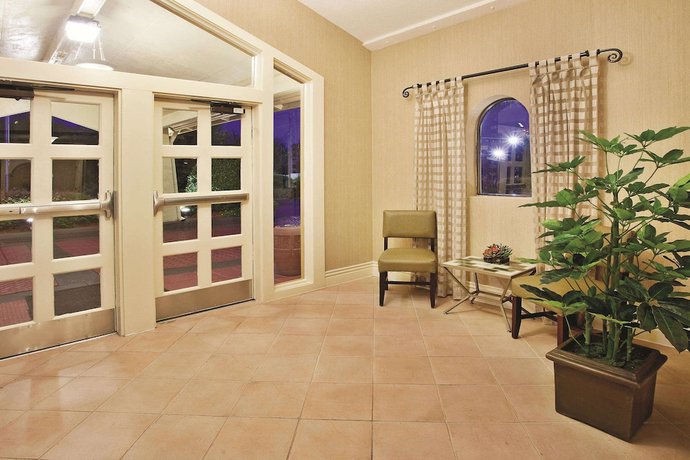Imagen de los interiores del Hotel Howard Johnson by Wyndham Columbus Fort Moore. Foto 14