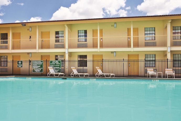 Imagen de la piscina del Hotel Howard Johnson by Wyndham Columbus Fort Moore. Foto 16
