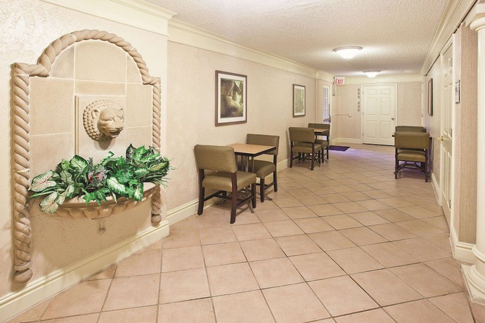 Imagen del bar/restaurante del Hotel Howard Johnson by Wyndham Columbus Fort Moore. Foto 4