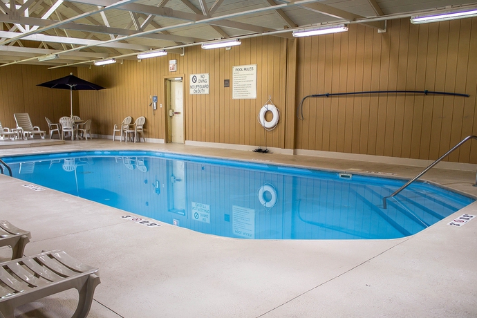 Imagen de la piscina del Hotel Howard Johnson by Wyndham Columbus State Fairgrounds I-71. Foto 16