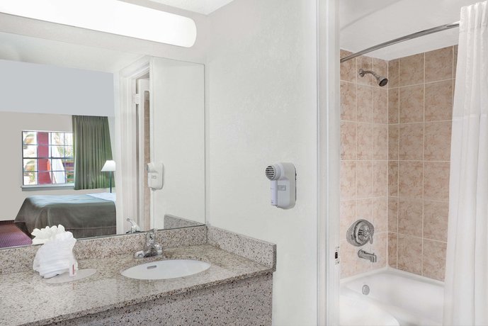 Imagen de la habitación del Hotel Howard Johnson by Wyndham Ft. Myers. Foto 7