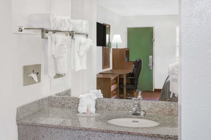 Imagen de la habitación del Hotel Howard Johnson by Wyndham Ft. Myers. Foto 8