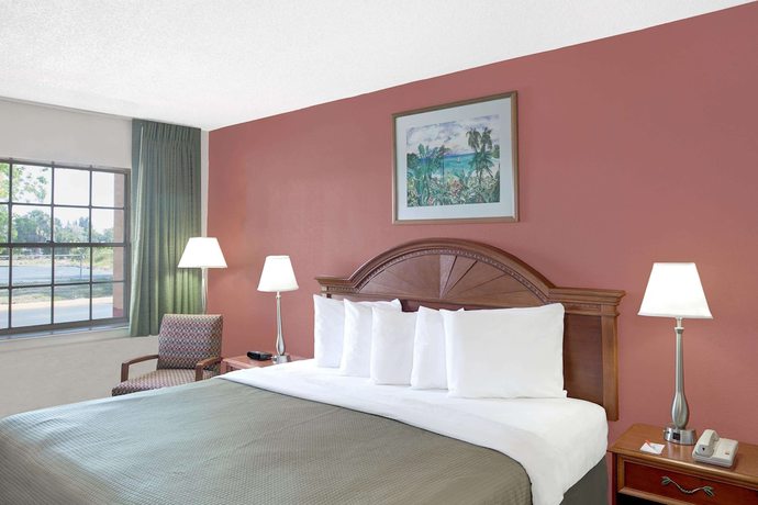 Imagen de la habitación del Hotel Howard Johnson by Wyndham Ft. Myers. Foto 11