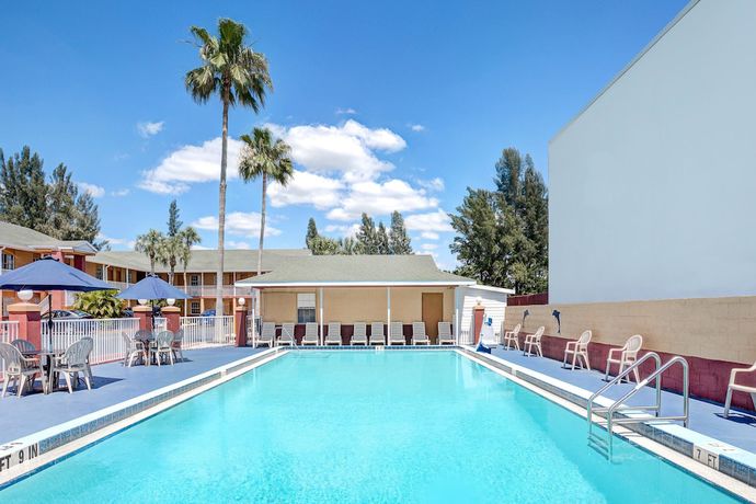 Imagen de la piscina del Hotel Howard Johnson by Wyndham Ft. Myers. Foto 16