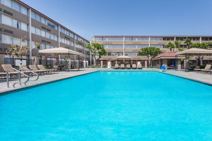 Imagen de la piscina del Hotel Howard Johnson by Wyndham Fullerton Anaheim Conference. Foto 13