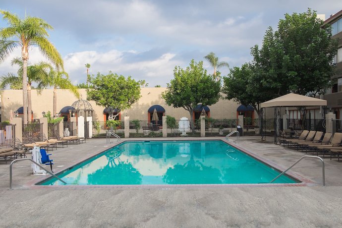 Imagen de la piscina del Hotel Howard Johnson by Wyndham Fullerton Anaheim Conference. Foto 14