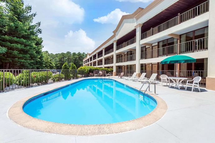 Imagen de la piscina del Hotel Howard Johnson by Wyndham Galloway Atlantic City Area. Foto 19