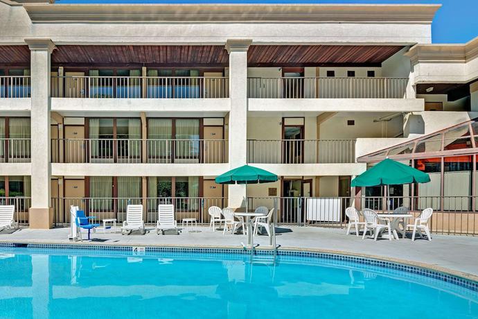 Imagen de la piscina del Hotel Howard Johnson by Wyndham Galloway Atlantic City Area. Foto 20