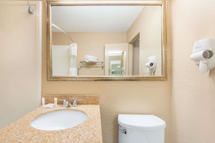 Imagen de la habitación del Hotel Howard Johnson by Wyndham Historic Lake Charles. Foto 5