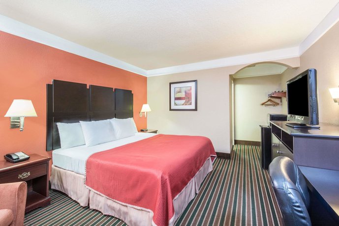Imagen de la habitación del Hotel Howard Johnson by Wyndham Historic Lake Charles. Foto 6
