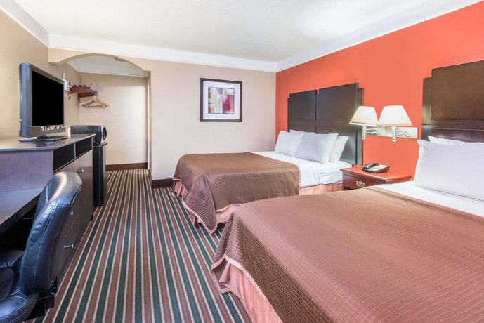 Imagen de la habitación del Hotel Howard Johnson by Wyndham Historic Lake Charles. Foto 7