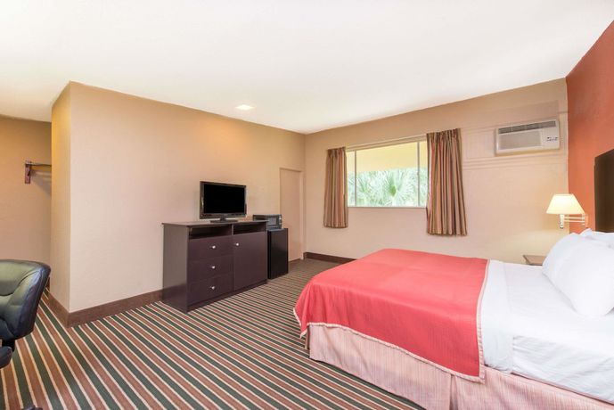 Imagen de la habitación del Hotel Howard Johnson by Wyndham Historic Lake Charles. Foto 8
