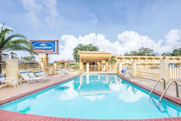 Imagen de la piscina del Hotel Howard Johnson by Wyndham Historic Lake Charles. Foto 15