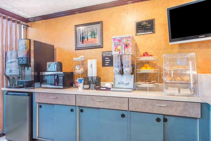 Imagen del bar/restaurante del Hotel Howard Johnson by Wyndham Historic Lake Charles. Foto 3