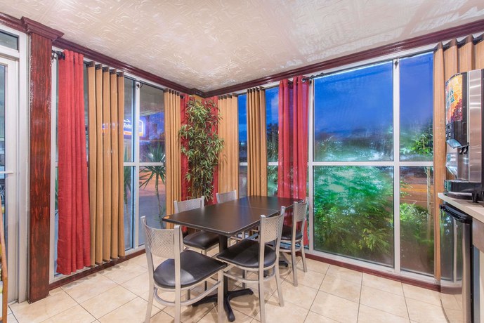 Imagen del bar/restaurante del Hotel Howard Johnson by Wyndham Historic Lake Charles. Foto 4