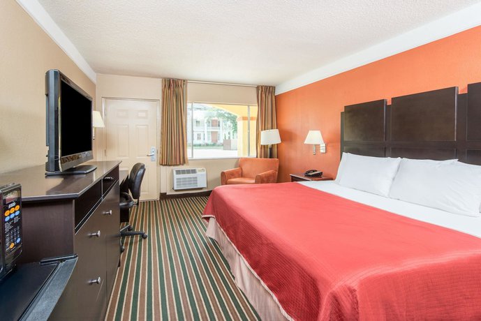 Imagen de la habitación del Hotel Howard Johnson by Wyndham Historic Lake Charles. Foto 9
