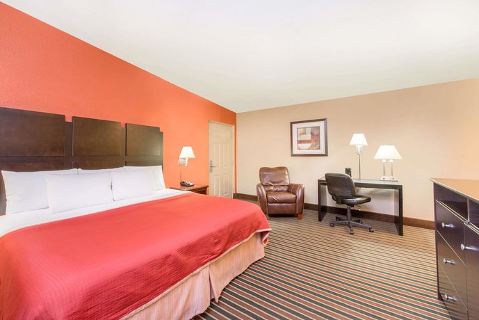 Imagen de la habitación del Hotel Howard Johnson by Wyndham Historic Lake Charles. Foto 11