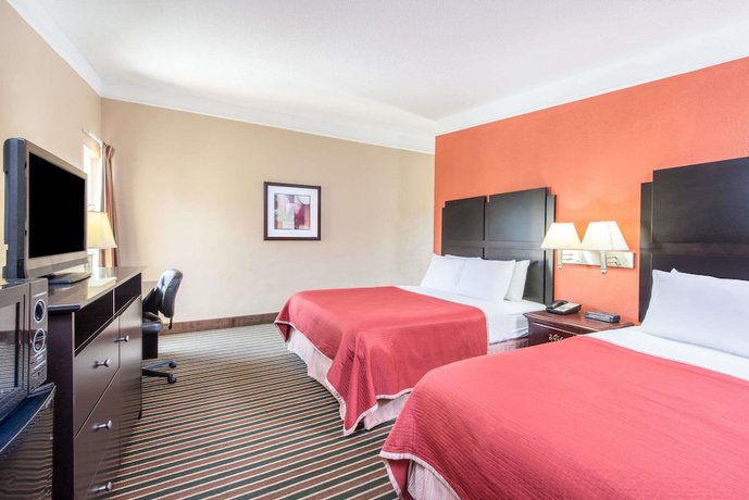 Imagen de la habitación del Hotel Howard Johnson by Wyndham Historic Lake Charles. Foto 12