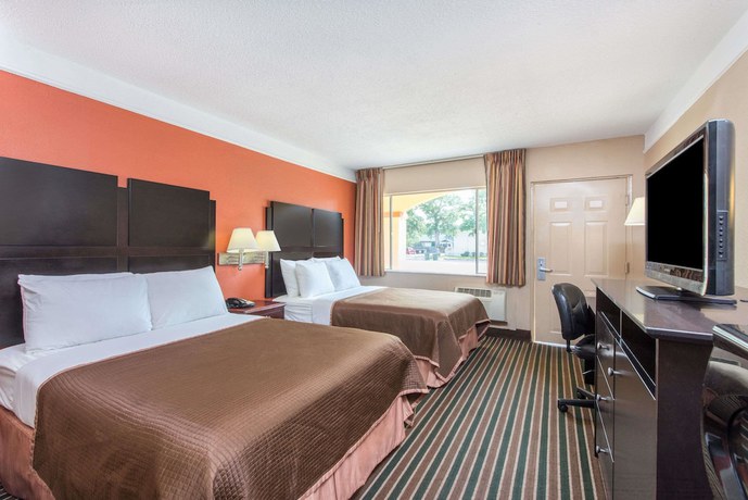 Imagen de la habitación del Hotel Howard Johnson by Wyndham Historic Lake Charles. Foto 13