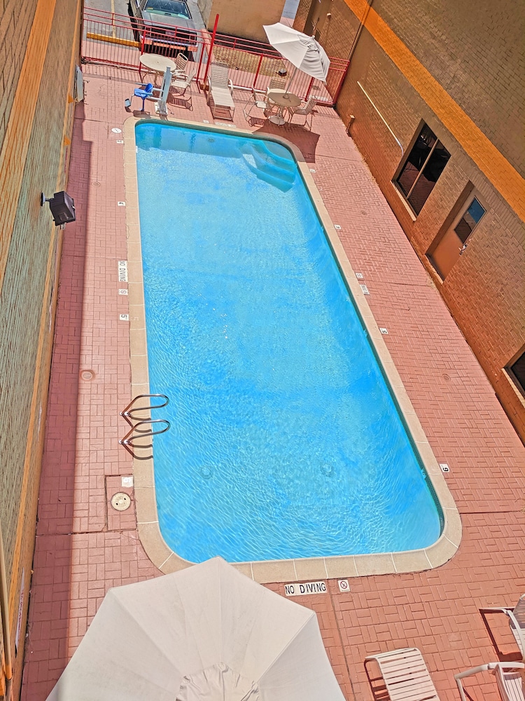 Imagen de la piscina del Hotel Howard Johnson by Wyndham Houston Hobby Airport. Foto 19