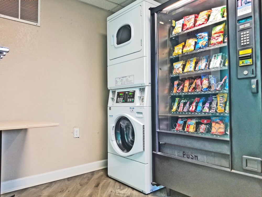 Imagen de los interiores del Hotel Howard Johnson by Wyndham Houston Hobby Airport. Foto 17