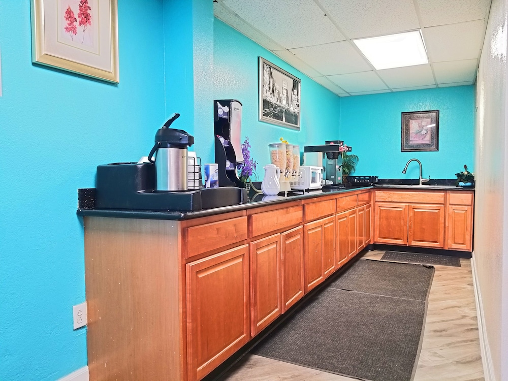 Imagen del bar/restaurante del Hotel Howard Johnson by Wyndham Houston Hobby Airport. Foto 2