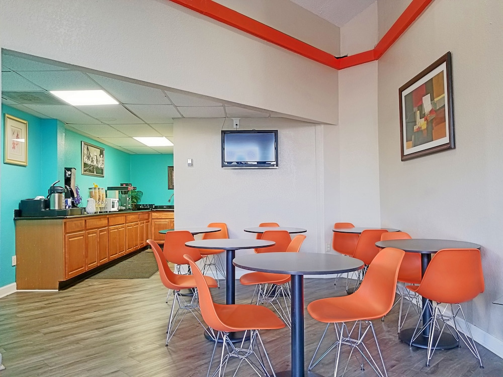Imagen del bar/restaurante del Hotel Howard Johnson by Wyndham Houston Hobby Airport. Foto 3