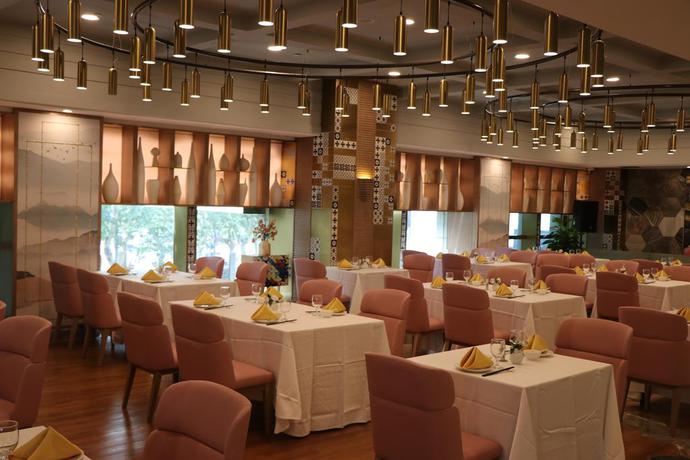 Imagen del bar/restaurante del Hotel Howard Johnson by Wyndham Huaihai Hotel Shanghai. Foto 3