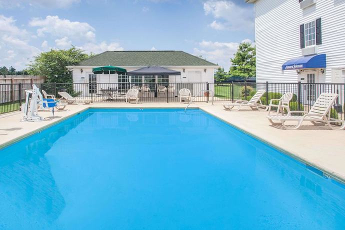 Imagen de la piscina del Hotel Howard Johnson by Wyndham Jackson. Foto 13