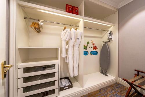 Imagen de la habitación del Hotel Howard Johnson by Wyndham Junhe Hot Springs Resort Beijing. Foto 12