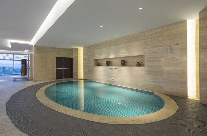 Imagen de la piscina del Hotel Howard Johnson by Wyndham Kangda Plaza Qingdao. Foto 17