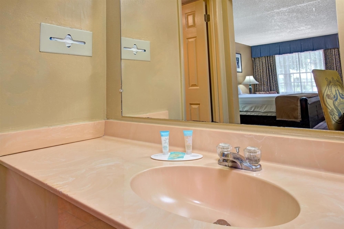 Imagen de la habitación del Hotel Howard Johnson by Wyndham Lake Front Park Kissimmee. Foto 3