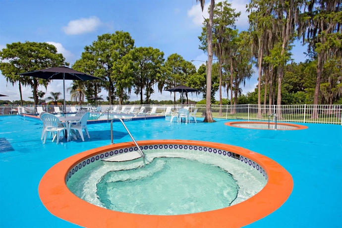 Imagen de la piscina del Hotel Howard Johnson by Wyndham Lake Front Park Kissimmee. Foto 15