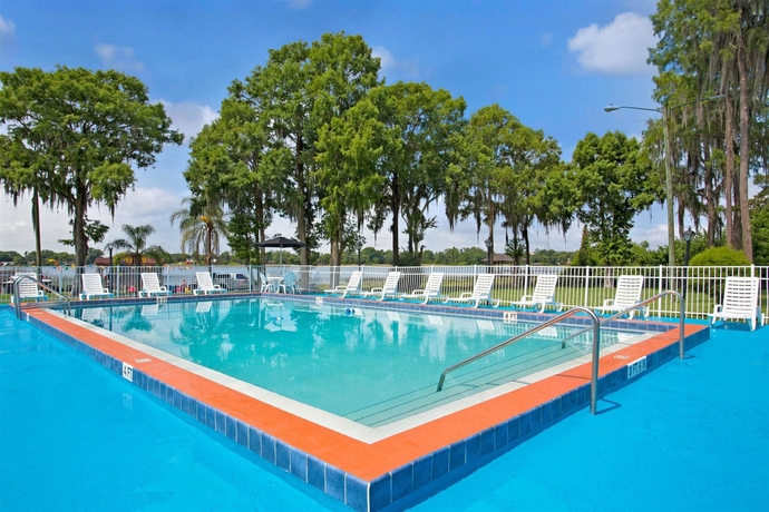 Imagen de la piscina del Hotel Howard Johnson by Wyndham Lake Front Park Kissimmee. Foto 16