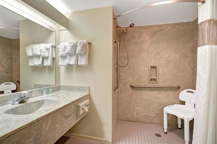 Imagen de la habitación del Hotel Howard Johnson by Wyndham Lake Front Park Kissimmee. Foto 7