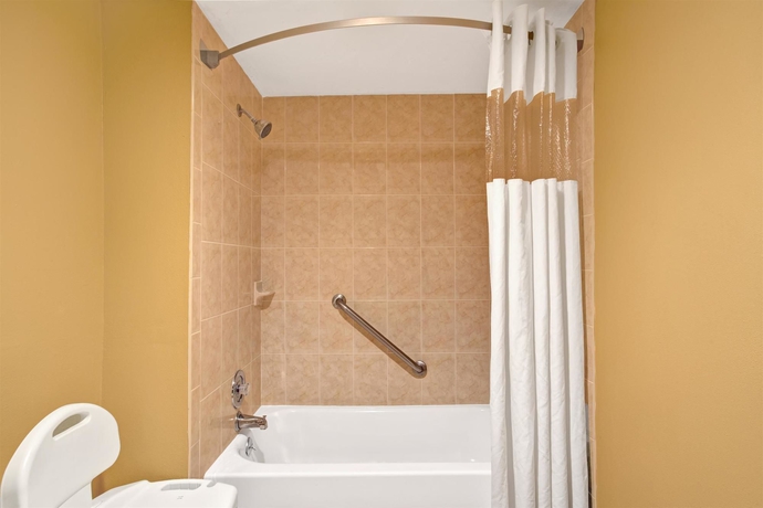 Imagen de la habitación del Hotel Howard Johnson by Wyndham Lake Front Park Kissimmee. Foto 8