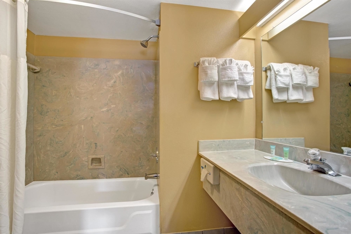 Imagen de la habitación del Hotel Howard Johnson by Wyndham Lake Front Park Kissimmee. Foto 11