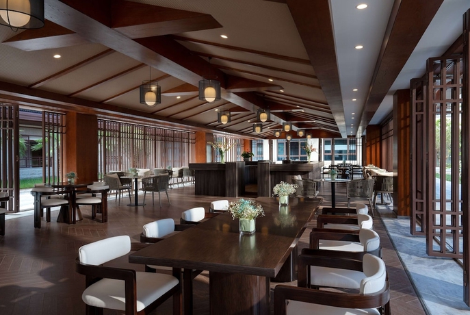 Imagen del bar/restaurante del Hotel Howard Johnson by Wyndham LakeView Kunming. Foto 2
