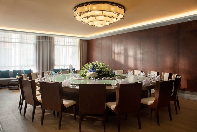 Imagen del bar/restaurante del Hotel Howard Johnson by Wyndham LakeView Kunming. Foto 3