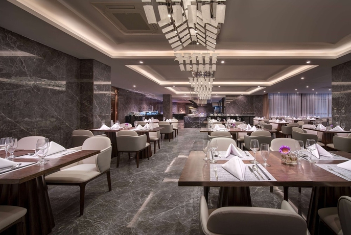 Imagen del bar/restaurante del Hotel Howard Johnson by Wyndham LakeView Kunming. Foto 4