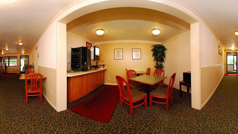 Imagen del bar/restaurante del Hotel Howard Johnson by Wyndham Malden Boston Area. Foto 4