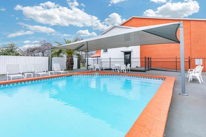 Imagen de la piscina del Hotel Howard Johnson by Wyndham New Braunfels. Foto 17